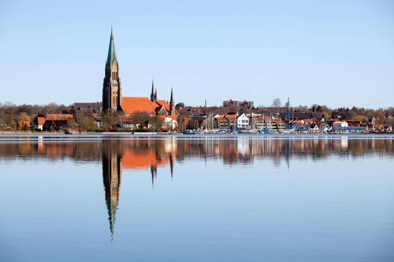 Botel Hausboot Aava Schleswig
